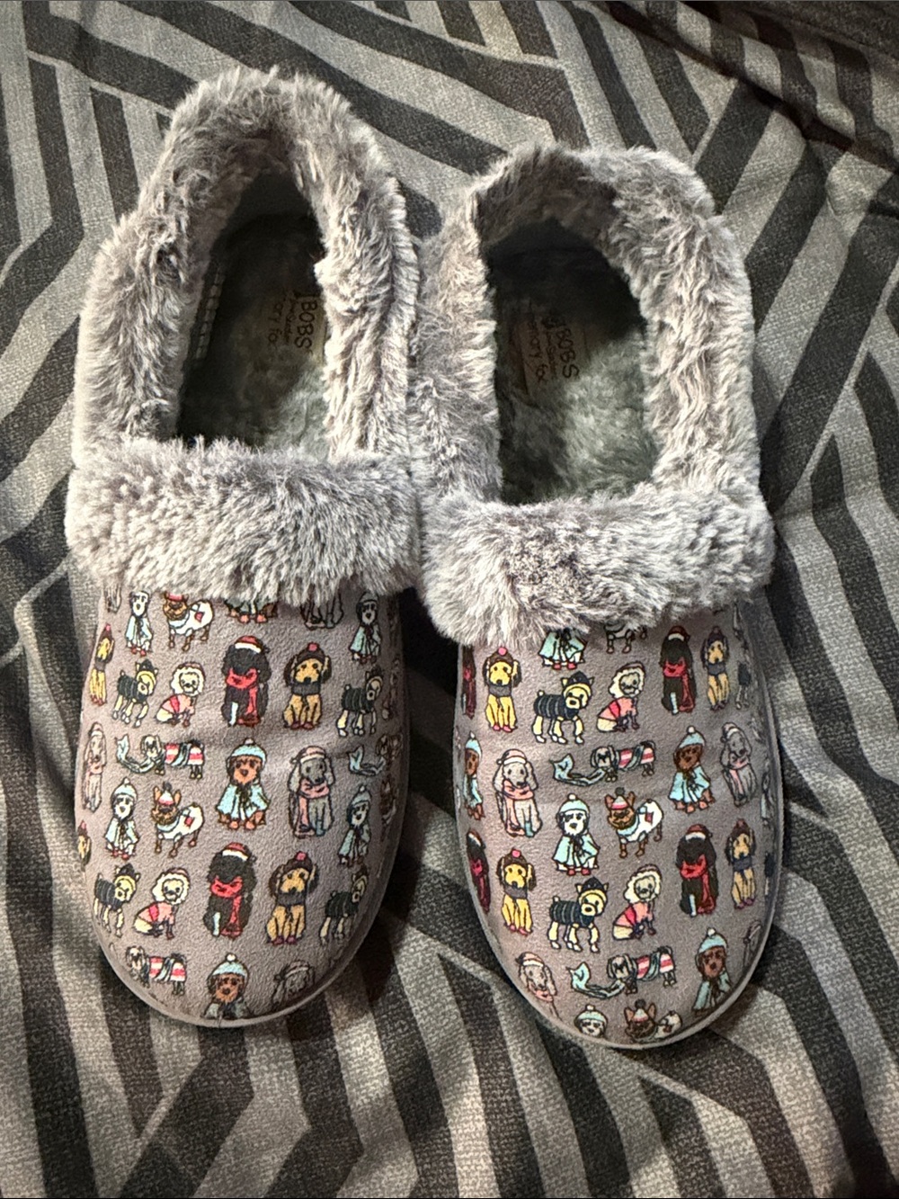 Ladies Cozy Faux-Fur Lined Slippers in Gray with Puppy Print